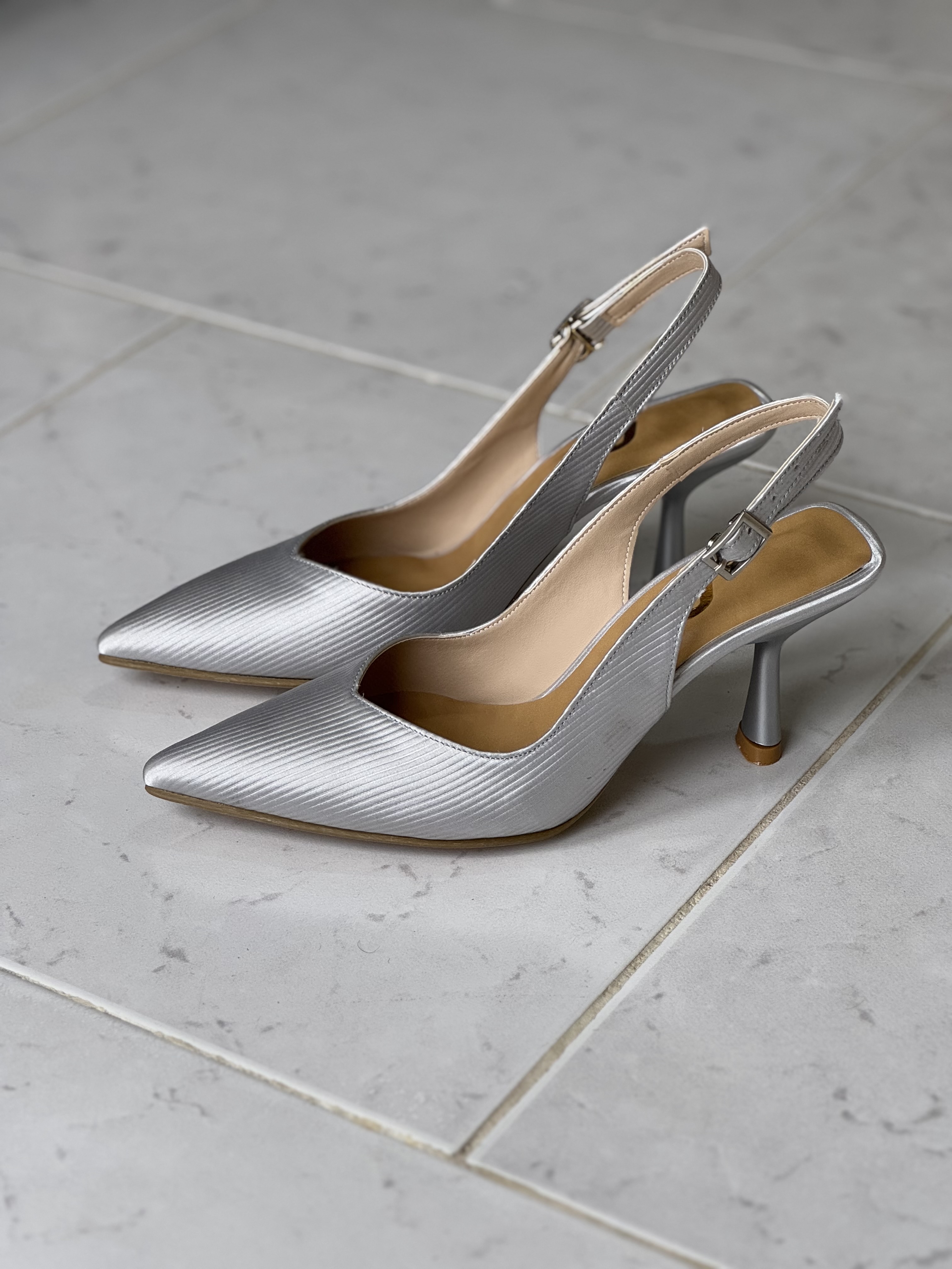 کفش ساتن خط دار نقره ای