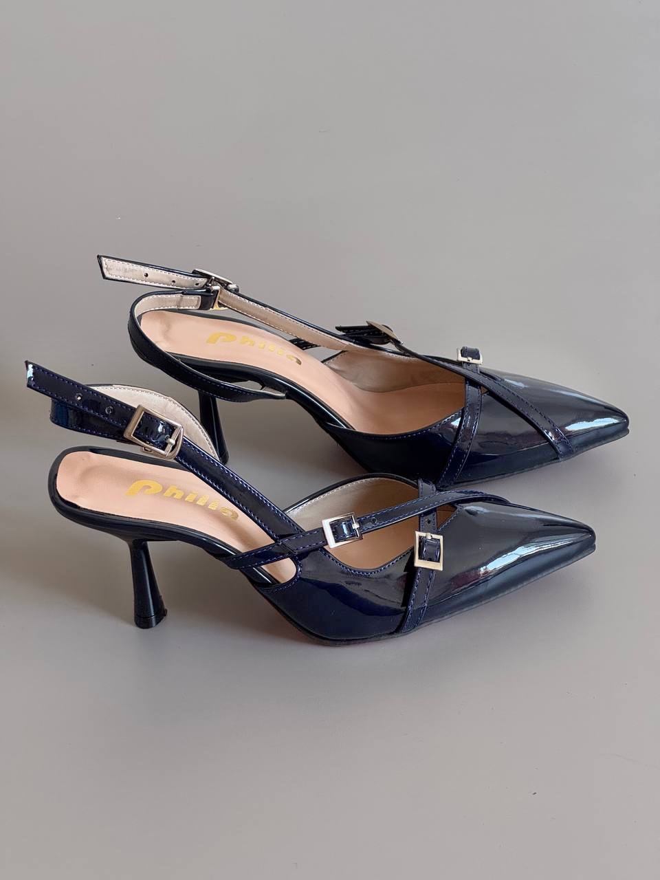 کفش سرمه ای