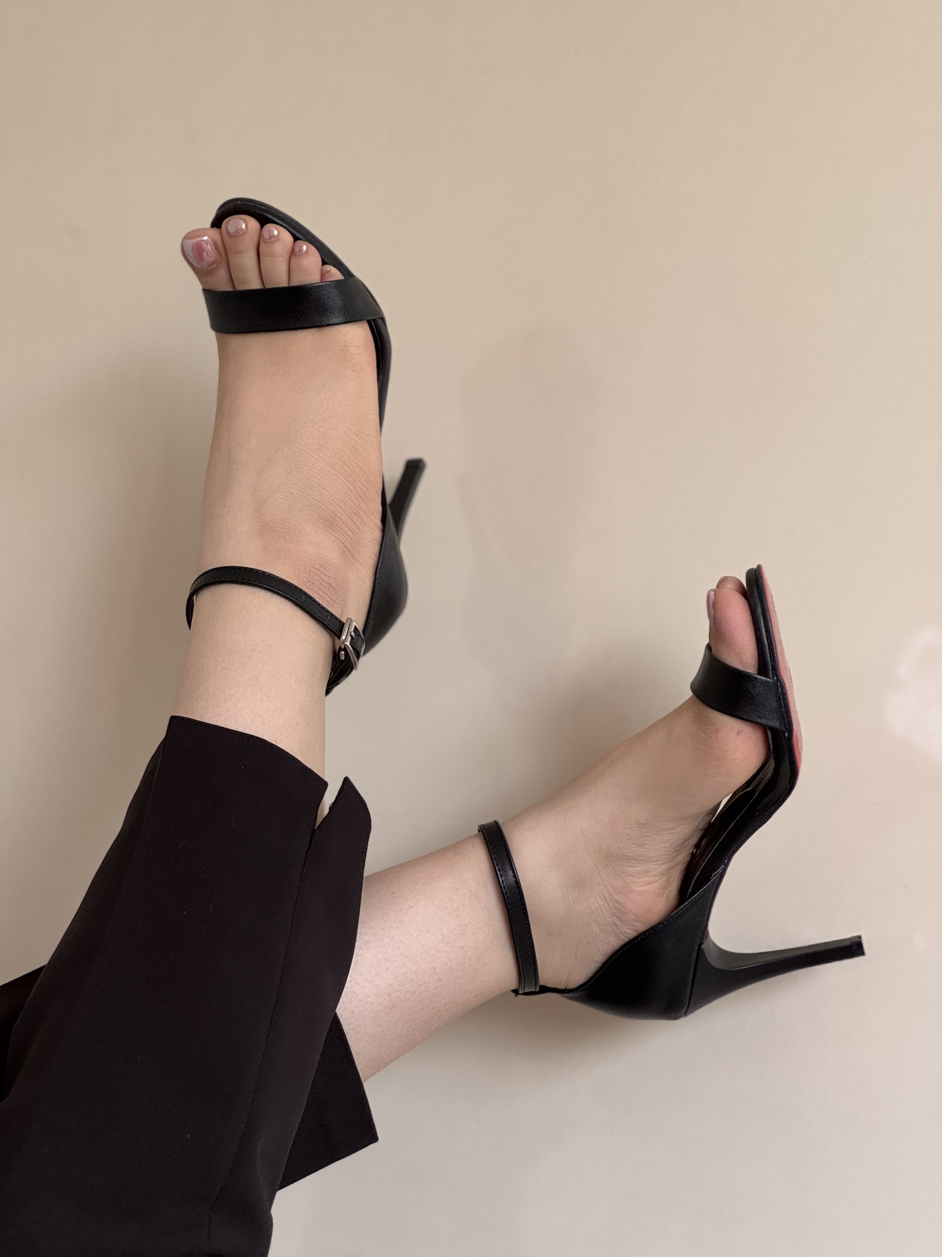 کفش جلوباز ساده زیره قرمز